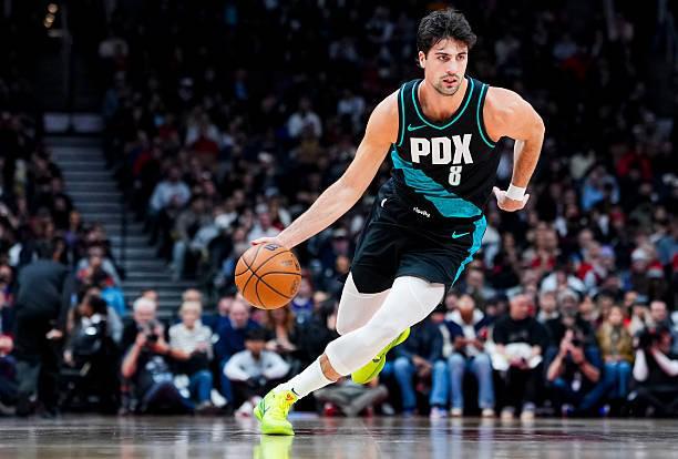 阿夫迪亚:我从小到大都趴着睡觉,现在背上有伤得侧躺着睡